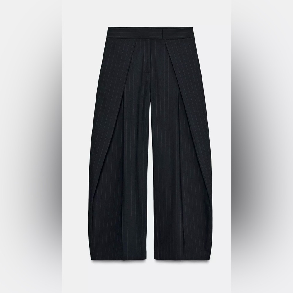 Zara navy pleated wide leg pinstripe pants. ZW collection. Medium.